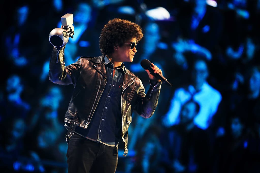 Amerikkalaisartisti Bruno Mars vastaanottaa MTV Europe Music Awards 2013-palkinnon Amsterdamissa 10. marraskuuta 2013.