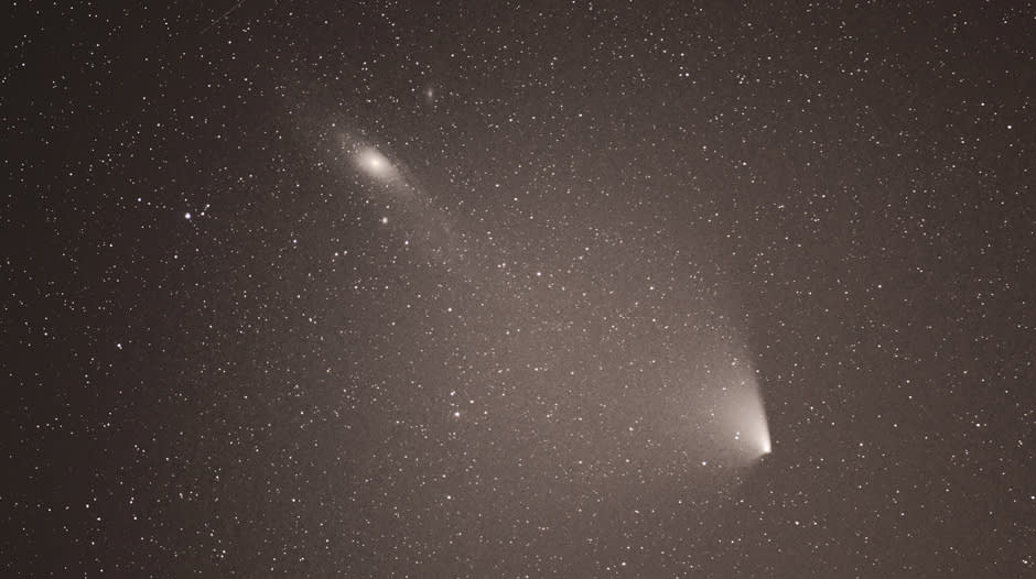 Keväällä 2013 näkynyt PanSTARRS-komeetta muodosti leveän pyrstön juuri silloin, kun se oli lähellä Andromedan galaksia. 