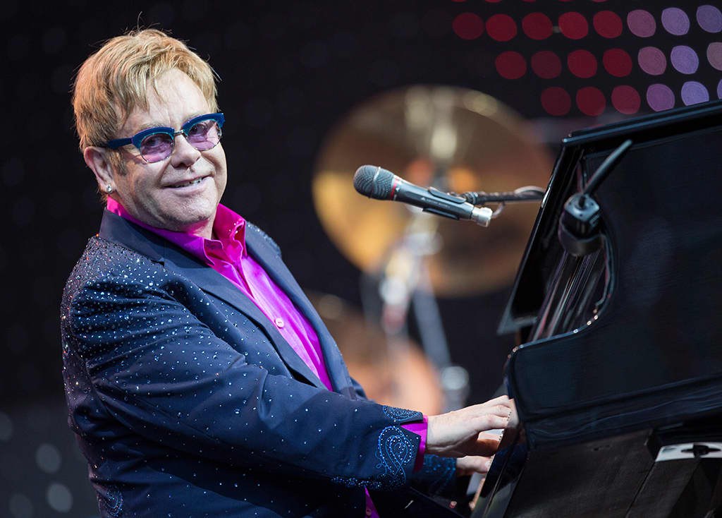 Elton John esiintymässä