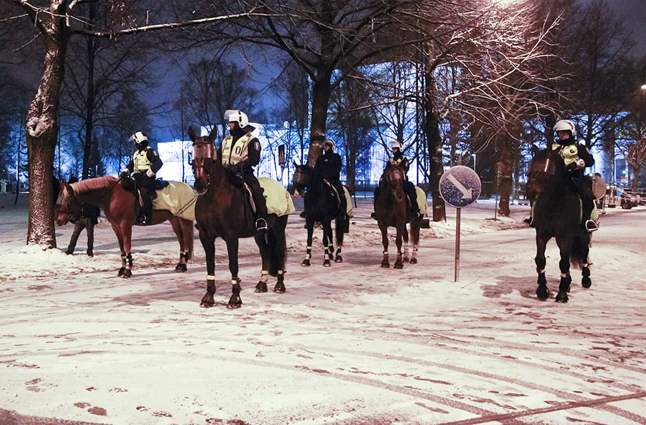 Ratsupoliisit siirtyivät Yliopistonkadulle tarkkailemaan kiakkovieraiden mielenosoittajia Tampereella 6. joulukuuta.