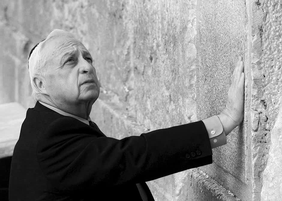 Ariel Sharon vuonna 2001.