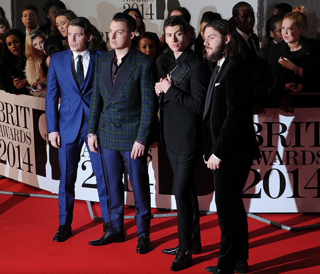 Arctic Monkeys saapumassa Brit Awards -gaalaan Lontoossa.