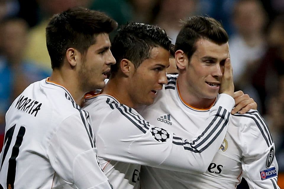 Alvara Morara (vas.), Cristiano Ronaldo ja Gareth Bale juhlivat.