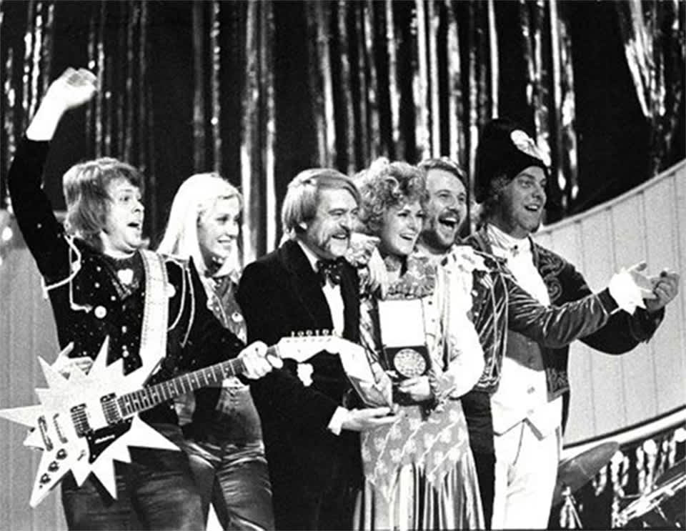 ABBA:n jäsenet juhlimassa Euroviisuvoittoaan Brightonissa 1974.