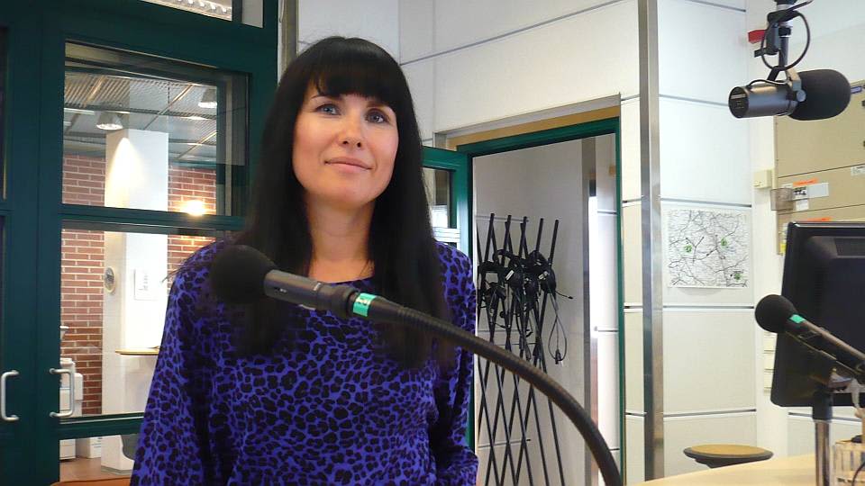 Sisu Radion toimittaja Hanna Lindberg Yle Hämeen studiossa