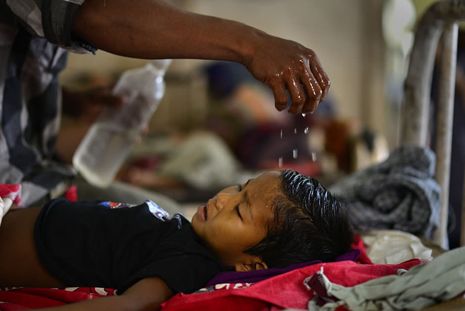 Malariaan sairastunutta lasta hoidetaan Kanchanpurin sairaalassa Tripurassa, Intiassa, 16. kesäkuuta.
