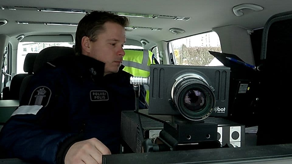 Ville Hakkarainan poliisin uuden automaattivalvonta-auton puikoissa helmikuussa 2015.