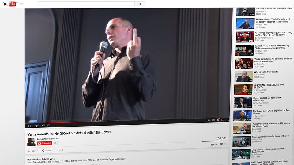 Giánis Varoufákis näyttää keskisormea YouTube-videolla.