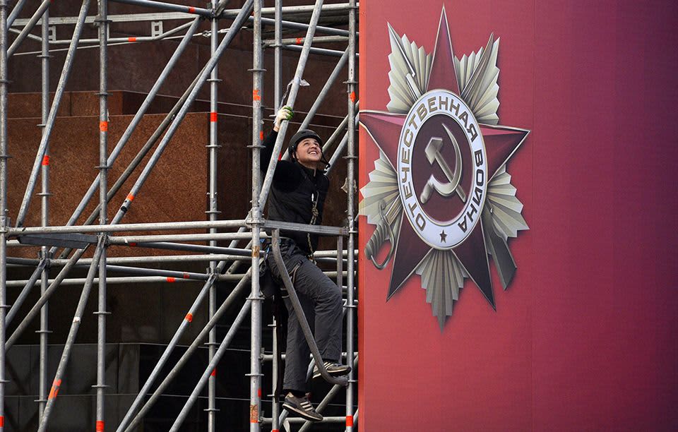 Voitonpäivän juhlallisuuksia varten asennetaan banneria Moskovan Punaisella torilla.