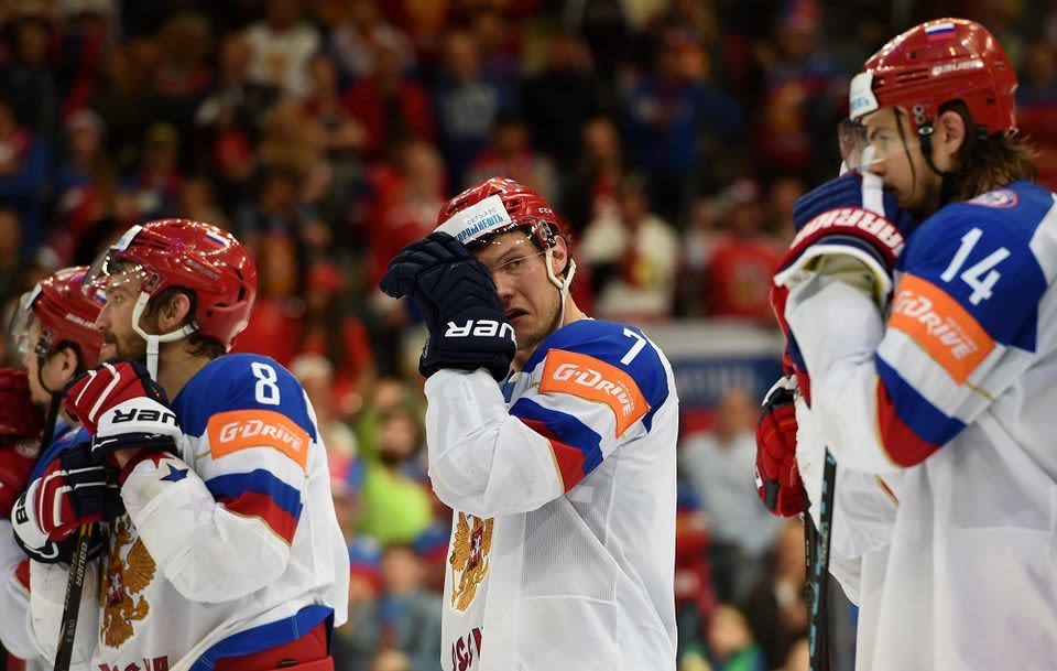 Venäjän pelaajat pettyneinä MM-finaalin jälkeen.