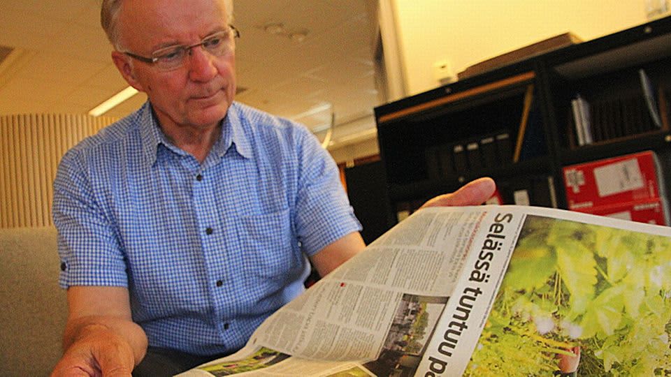 Veijo Turpeinen tutustuu Pohjois-Karjalassa ilmestyvään sanomalehti Karjalaiseen.