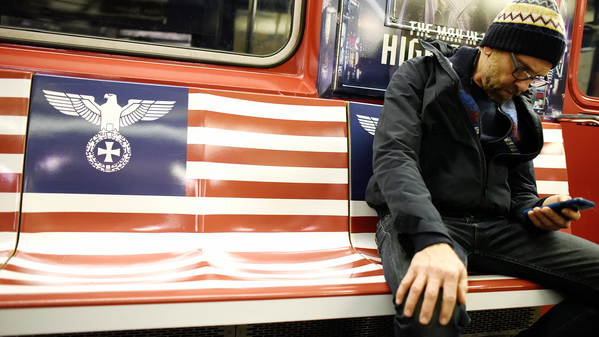 Uutta tv-sarjaa mainostetaan natsiaiheisilla kuvilla New Yorkin metrossa.