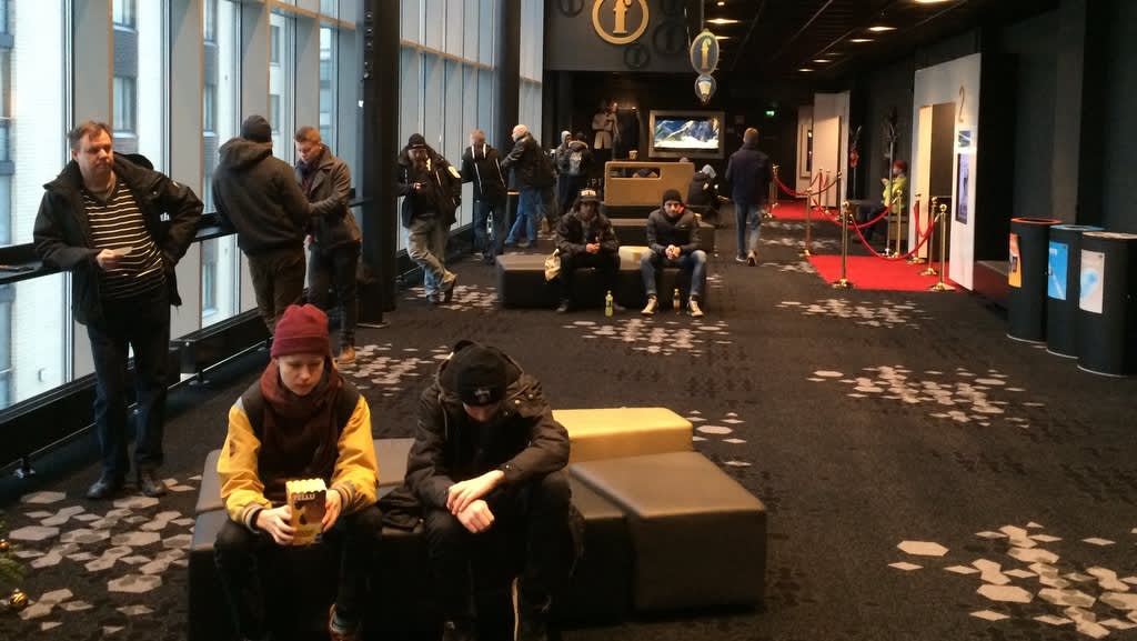 Elokuvayleisö odottaa uuden Tähtien sota -elokuvan alkamista Finnkinon aulassa Lappeenrannassa.