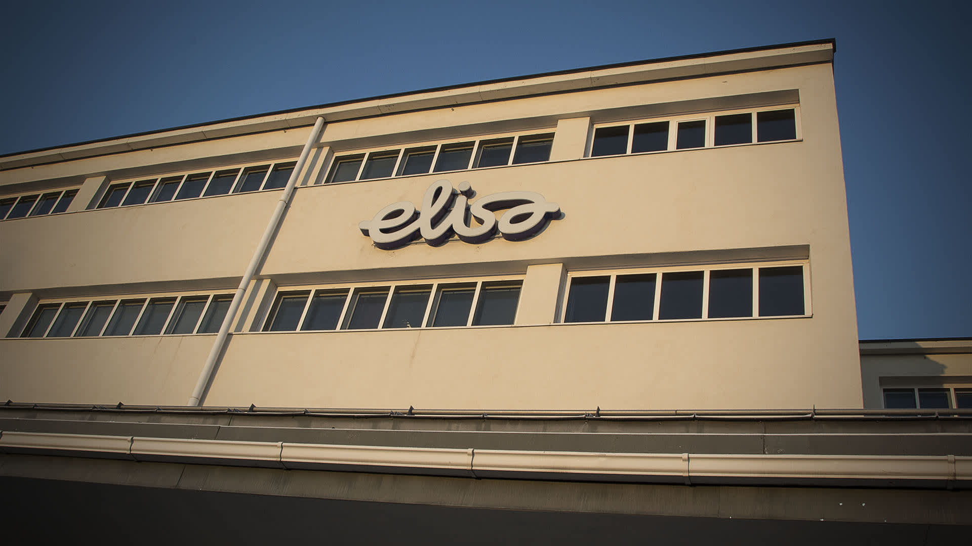 Elisan logo rakennuksen seinässä. 