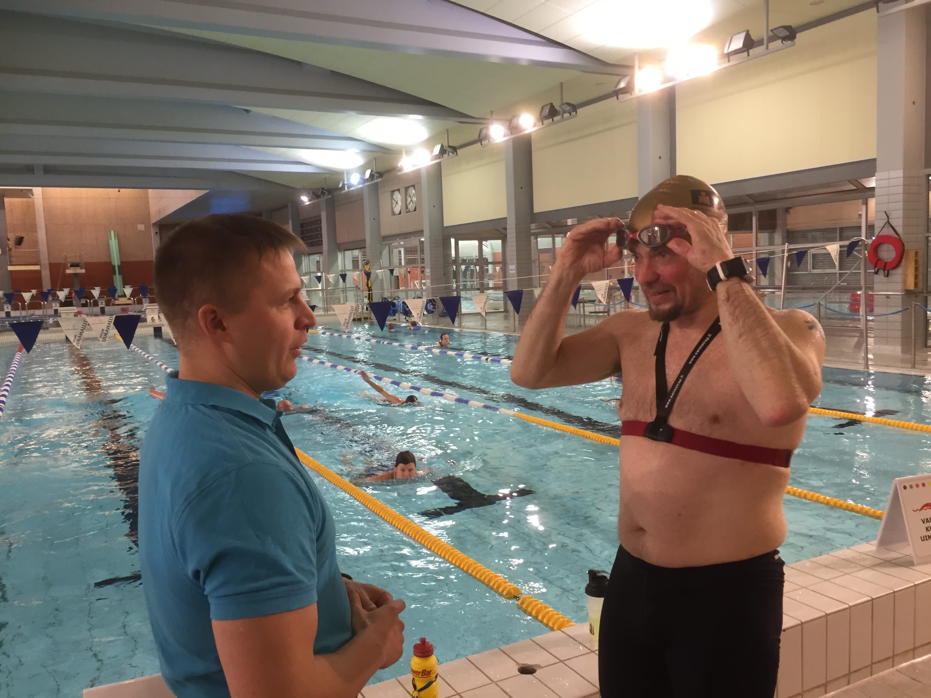 Ammattivalmentaja Lasse Seppänen ja triathlonisti Jyrki Salokorpi Raksilan uimahallissa Oulussa 