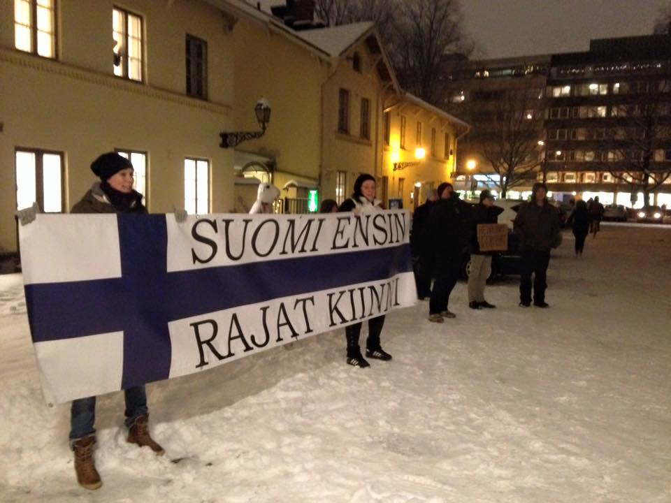 Rajat kiinni! -mielenosoittajia Turun kaupunginvaltuuston ulkopuolella.