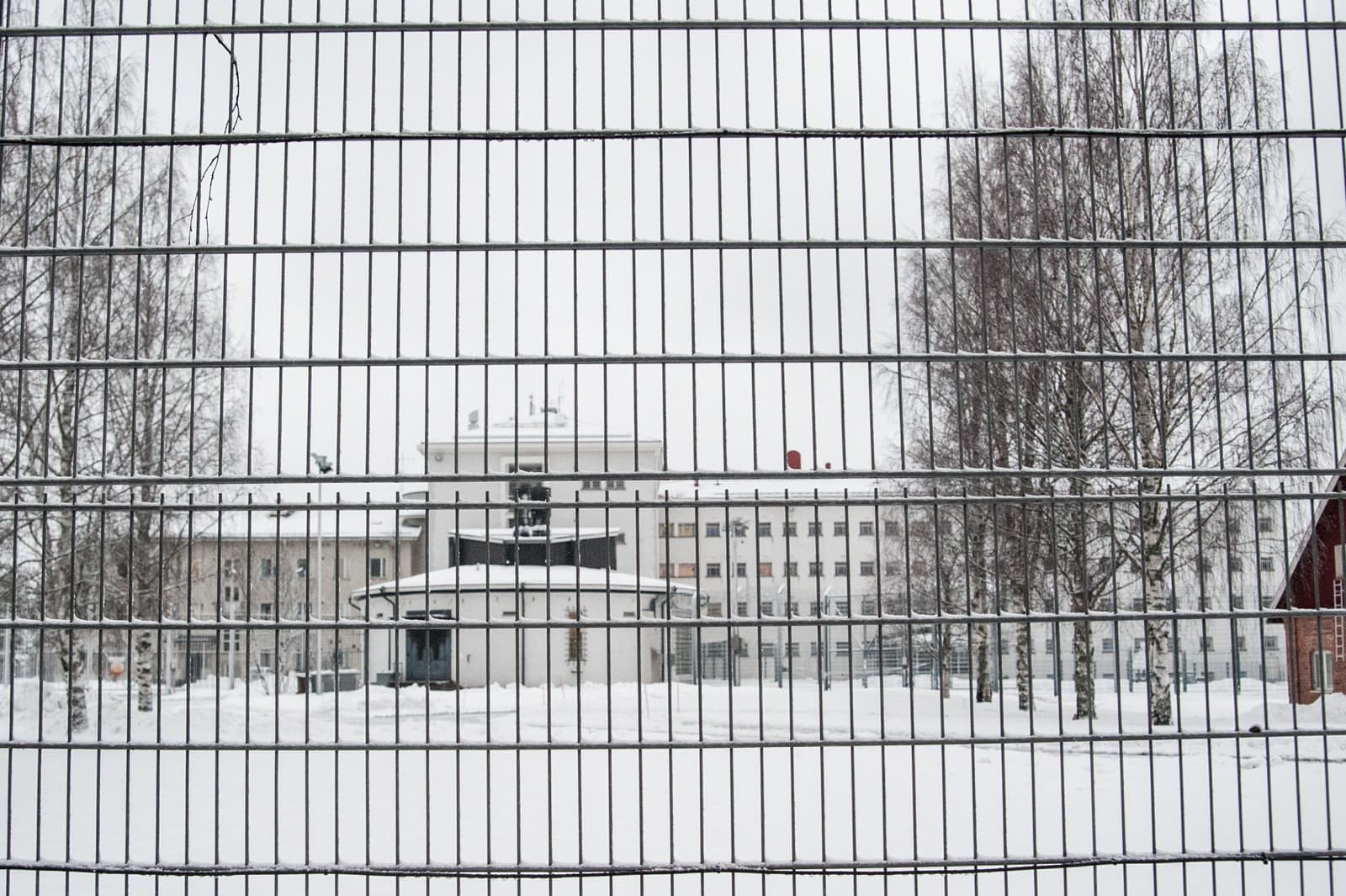 Vankilan portti, jonka takana näkyy itse vankilarakennus.