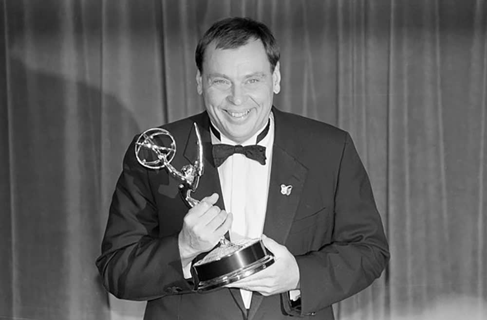 Näyttelijä Larry Drake Emmy-patsaan kanssa kuvattuna vuonna 1989.