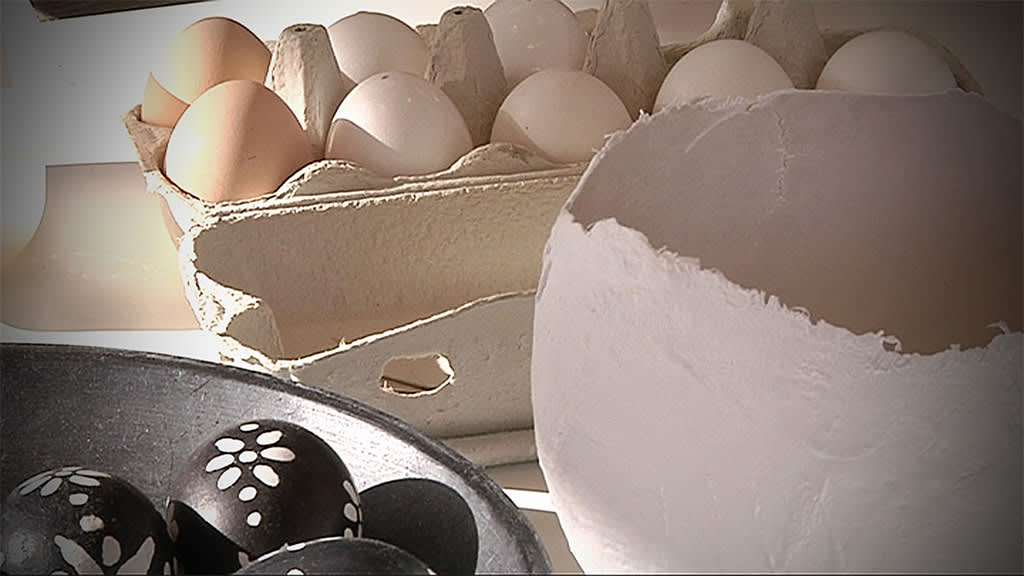 Kuvassa kananmunia kennossa, maalattuja munia astiassa.
