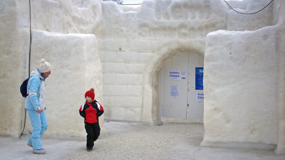 Ulkomaiset turistit yrittivät mennä Kemin suljettuun lumilinnaan.