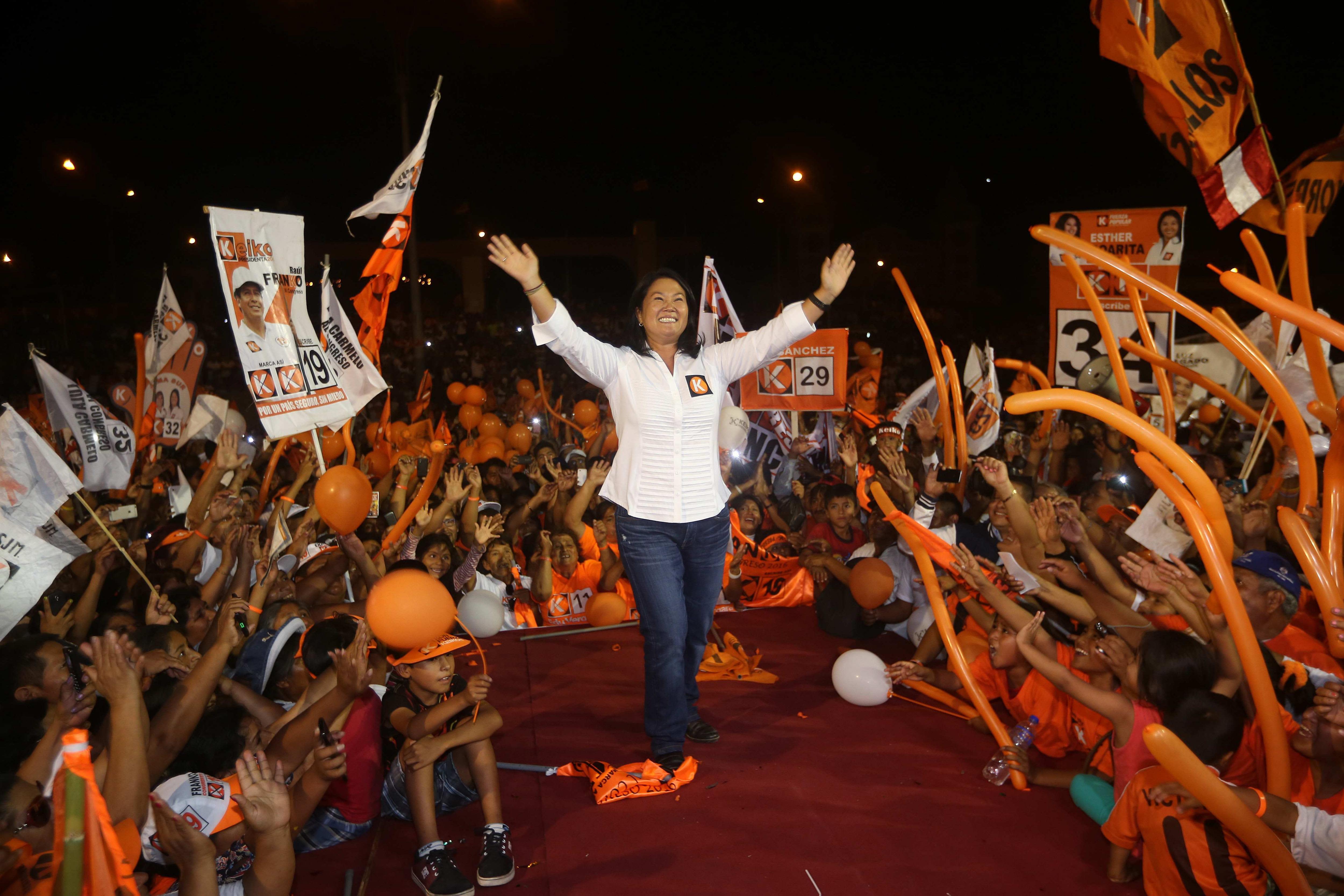 Keiko Fujimori kannattajiensa ympäröimänä Limassa.