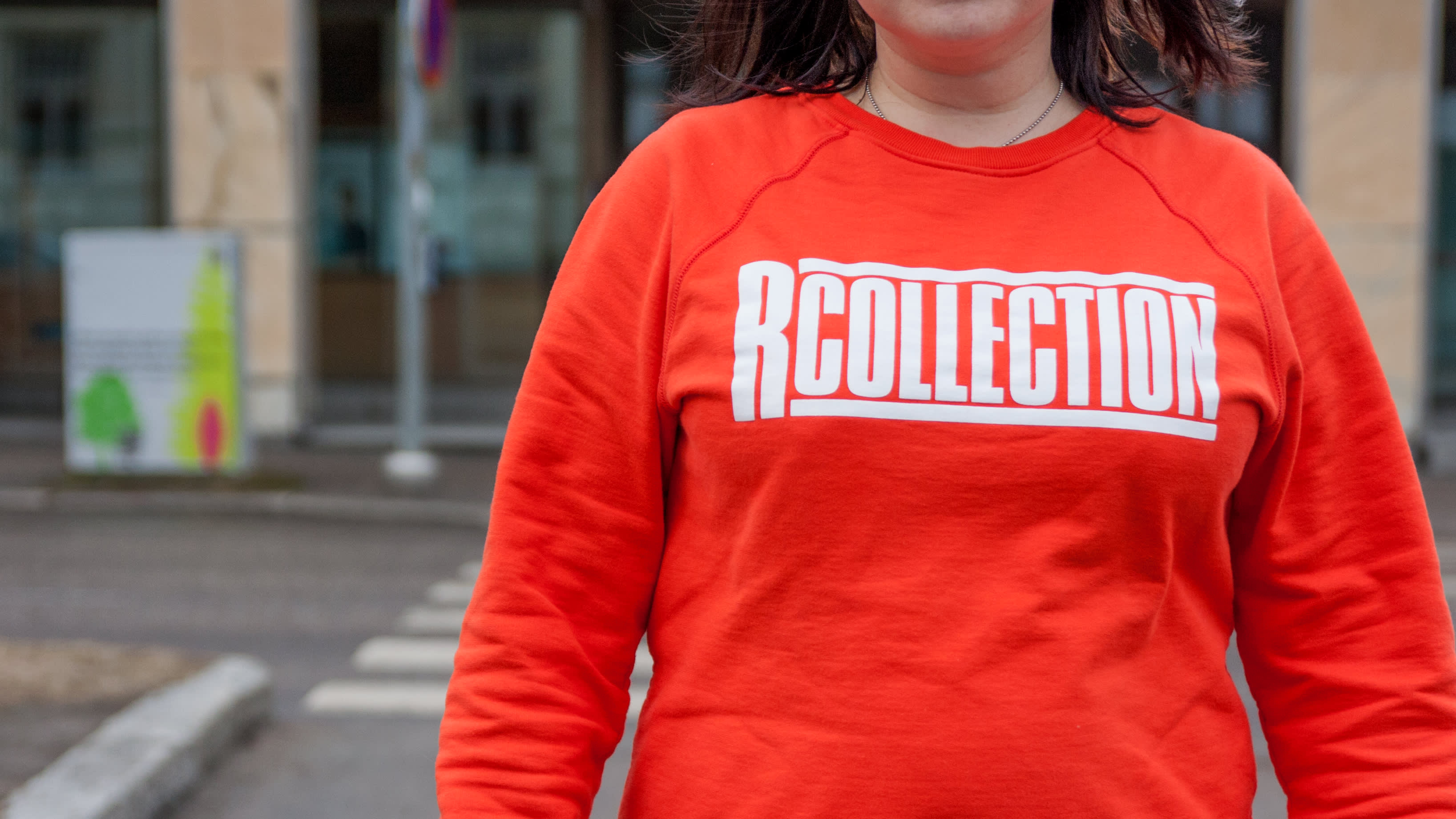R-Collectionin college-paita naisen päällä. 