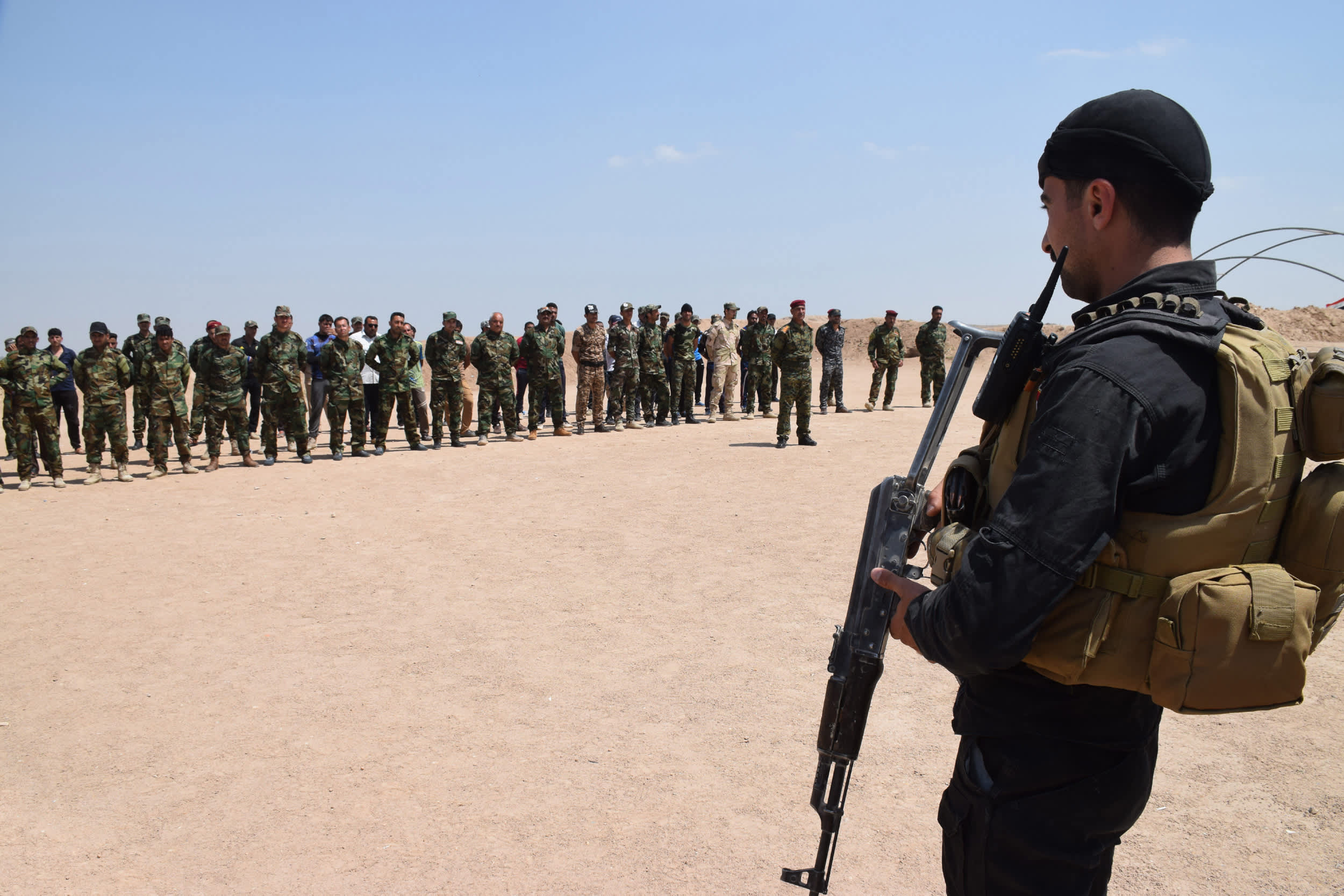 Sunnitaistelijoista koottu "Fallujan kilpi"-ryhmä taistelee Irakin armeijan rinnalla Isisiä vastaan. Kuvassa taisteluharjoitukseen osallistuvia  sunnitaistelijoita 12.4. 2016.