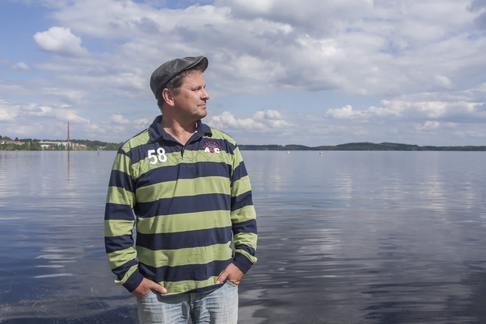 Yrittäjä Ismo Apell esittelee hotellilaivan paikkaa Kuopion satamassa.