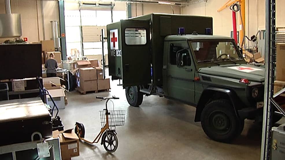 Lääkintävarikon tiloissa varustellaan puolustusvoimien ambulanssia