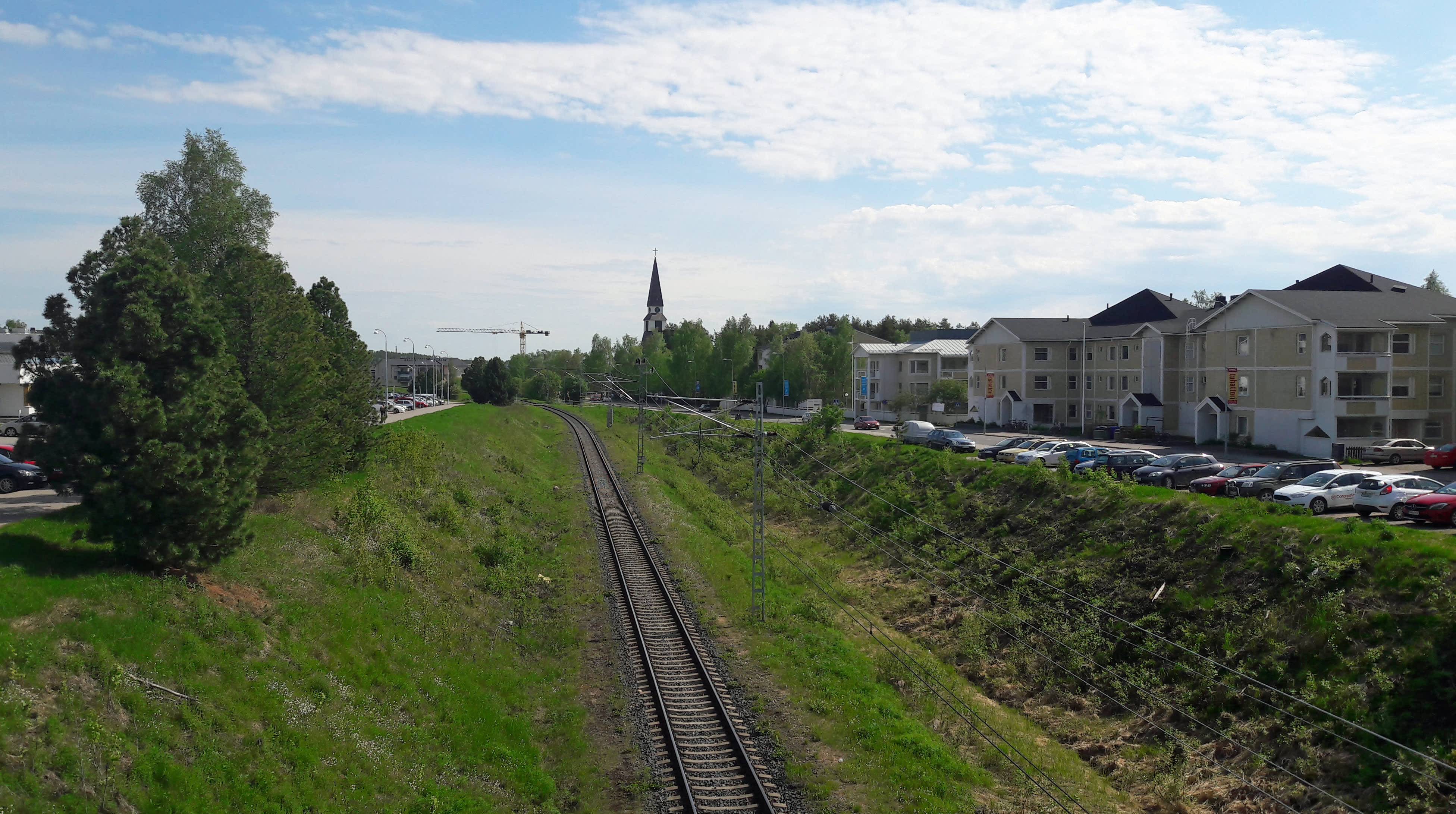 Junarata Rovaniemen keskustassa radanvarsi