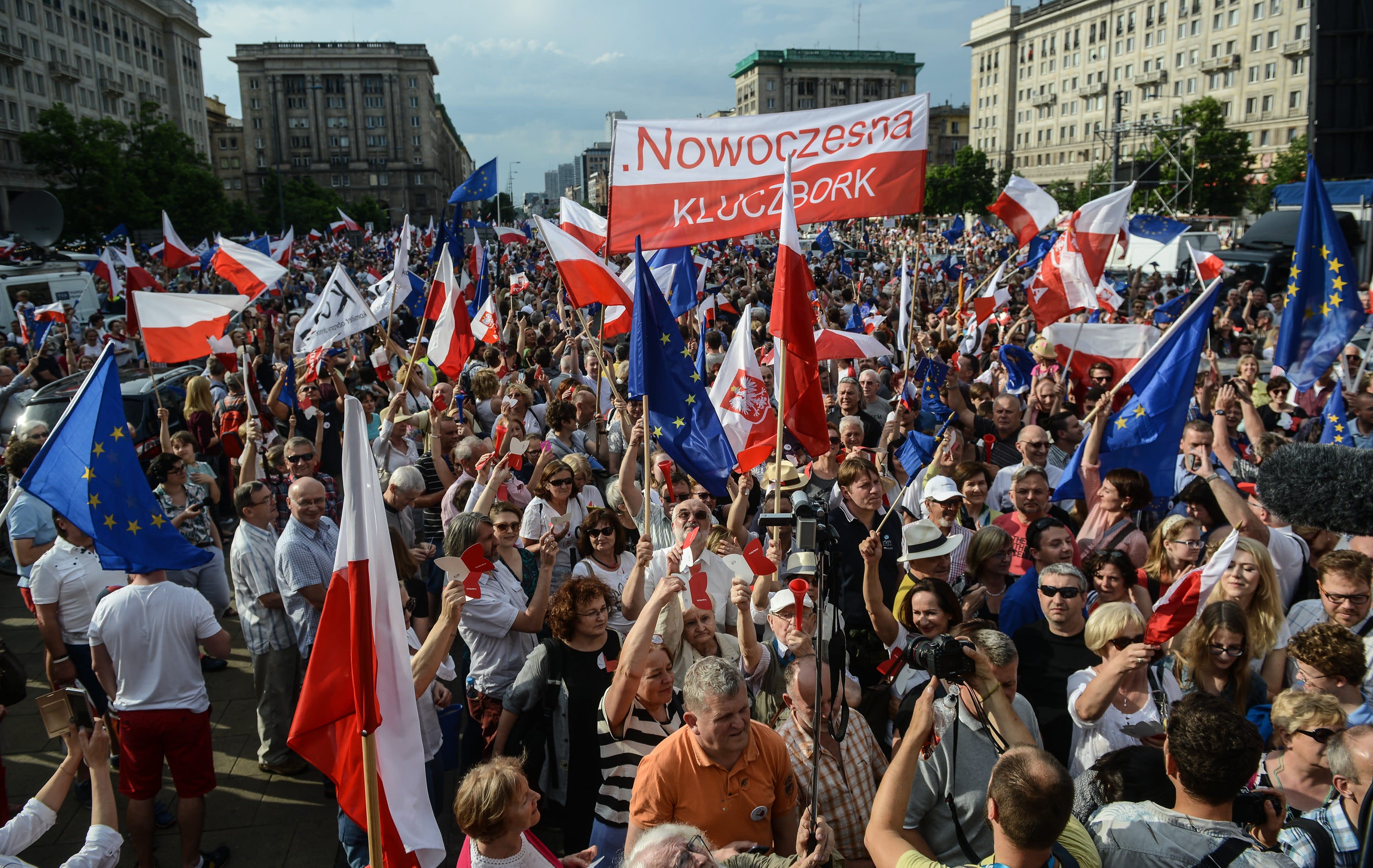 Arviolta 50 000 ihmistä osallistui Puolan hallituksen vastaiseen mielenosoitukseen Varsovassa 4.6. 2016