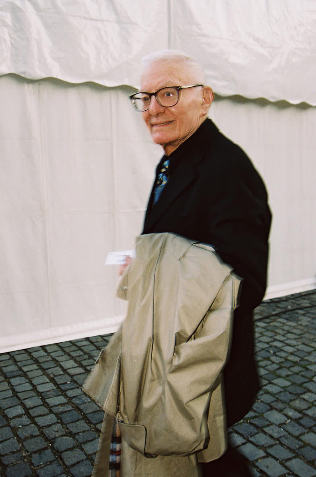 Näytelmäkirjailija Peter Shaffer kuvattuna Prahassa vuonna 2002.