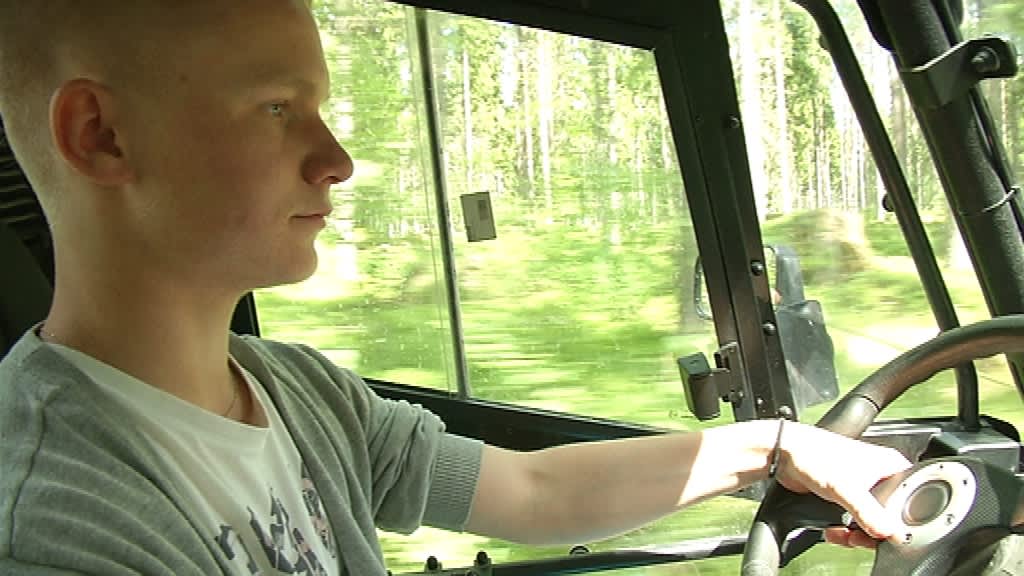 Teijo Lahdenperä traktorimönkijän ratissa.