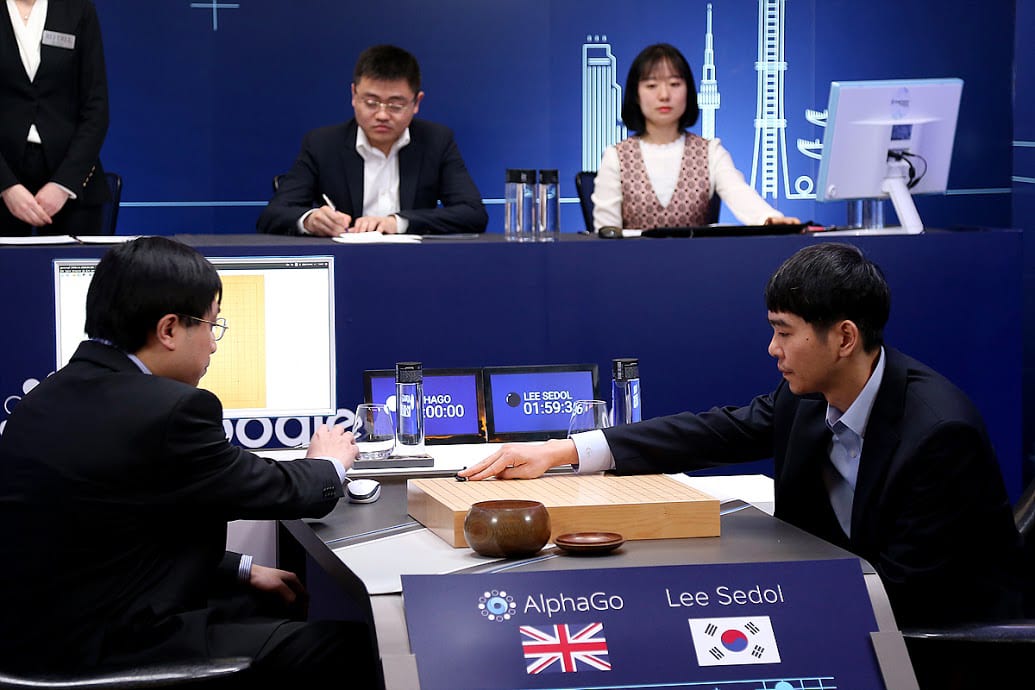 Etelä-Korean Lee Se-dol pelaa shakkia tekoälyä vastaan.