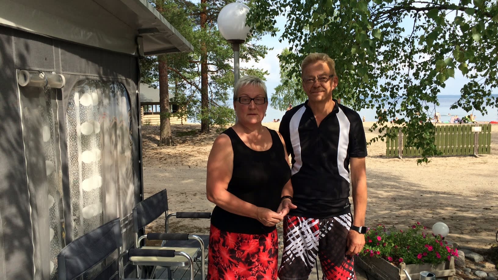 Sipoolaiset Kirsti Halonen ja Hannu Korhonen viihtyvät vakiopaikallaan Ruokkeen Lomakylässä. 