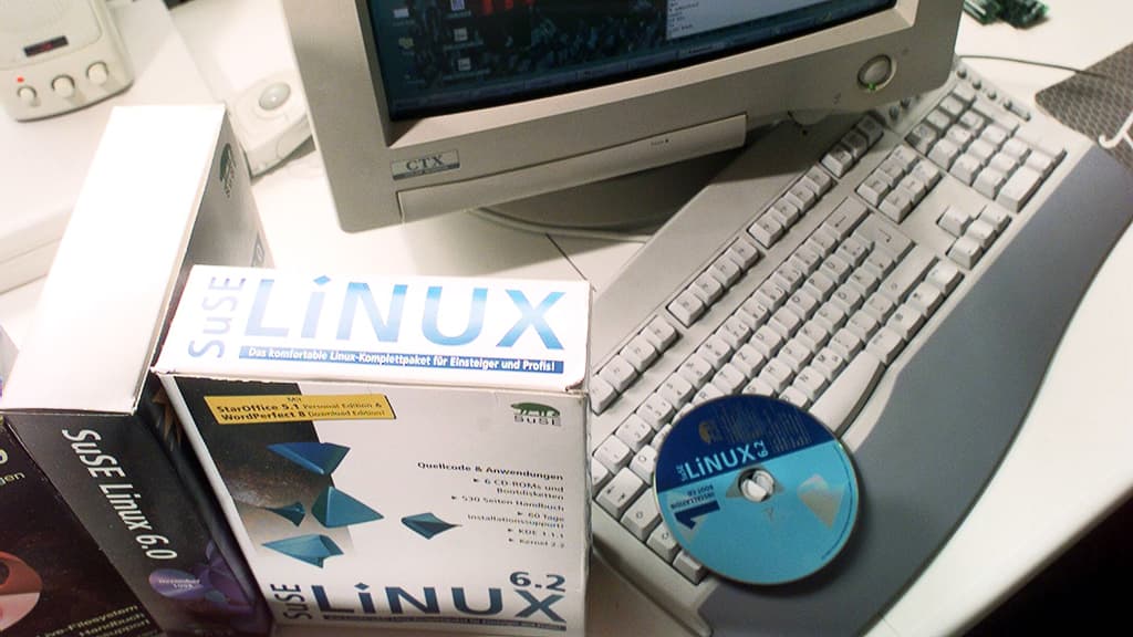 Linux-asennuslevy pakkauksineen tietokoneen näppäimistöllä.