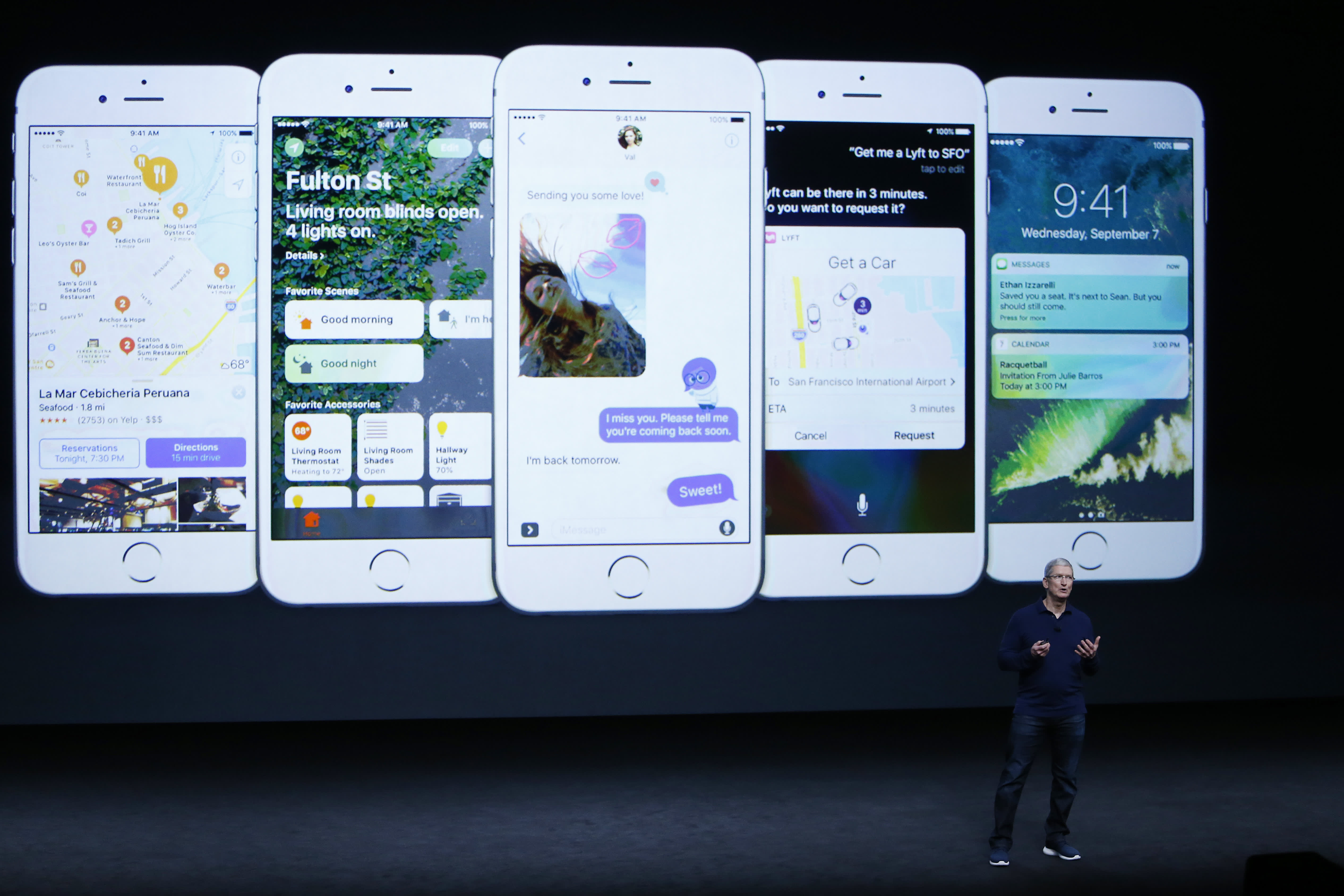Applen toimitusjohtaja Tim Cook esitteli uudet iPhone 7-puhelimet San Franciscossa. 