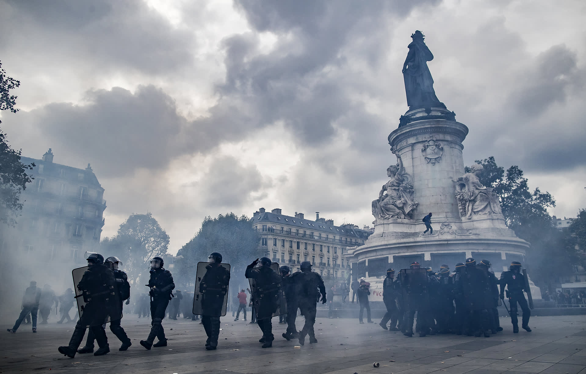 Mielenosoittajat ja mellakkapoliisit ottivat yhteen Pariisissa 15. syyskuuta 2016. 