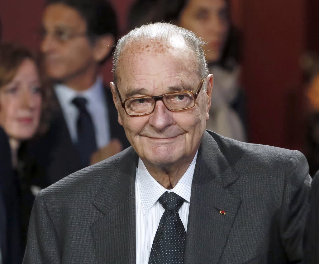 Puolikuva hymyilevästä Chiracista.