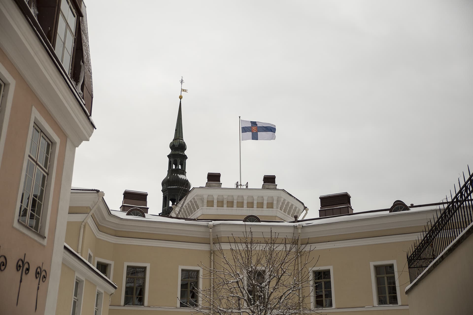 Suurlähetystön sisäpiha ja Suomen lippu katolla.