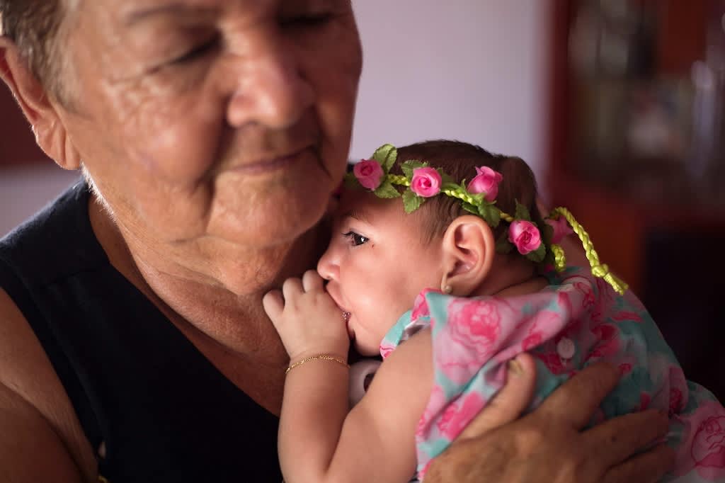 Neljän kuukauden ikäinen Ana Beatriz isoäitinsä sylissä. Kuva otettu Lagoa do Carrossa, Pernambucon osavaltiossa Brasiliassa 8. helmikuuta 2016. 