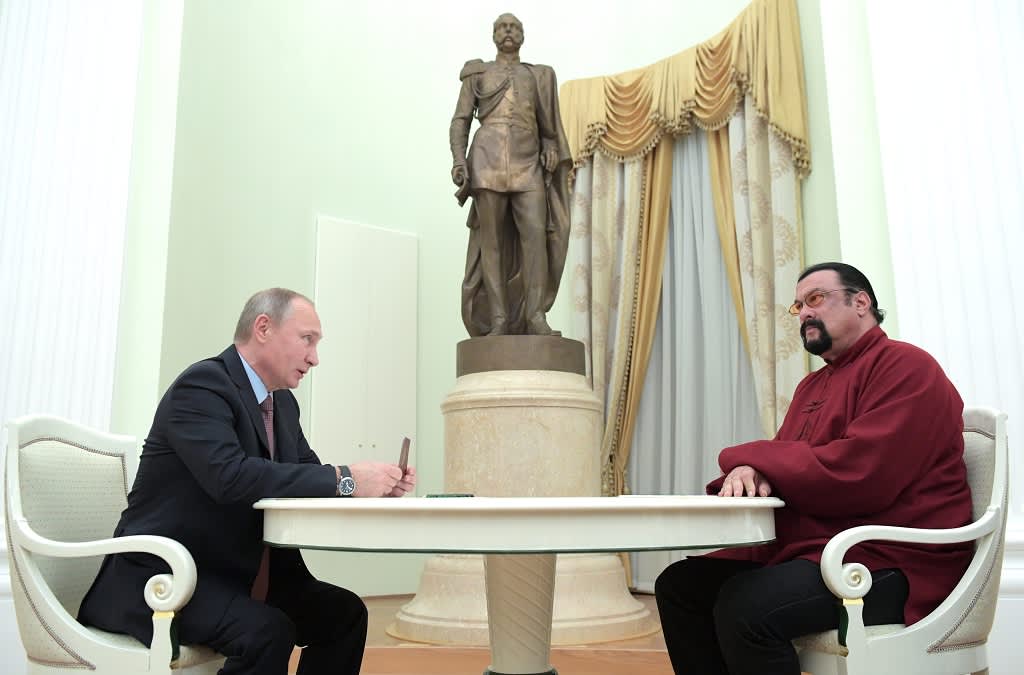 Putin ja Seagal pöydän ääressä, taustalla patsas.
