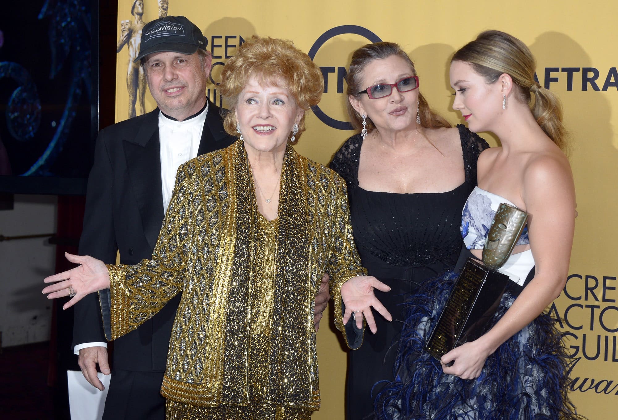 Debbie Reynolds (keskellä) yhdessä tyttärensä Carrie Fisherin (toinen oikealla) ja poikansa Todd Fisherin kanssa Los Angelesissa 25. tammikuuta 2015. Oikealla Carrie Fisherin tytär Billie Lourd.