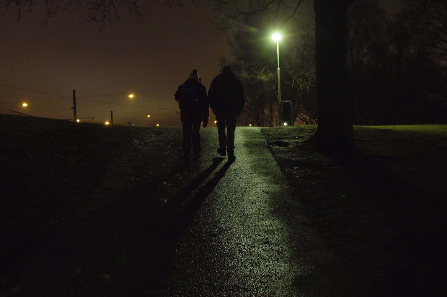 Asunnoton pariskunta kävelee Helsingin Kaivopuistossa