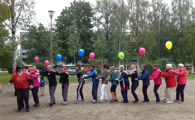 Mikkelin Naisten Pankin paikallisryhmä liikuntatapahtumassa Kirkkopuistossa syyskuussa 2016.
