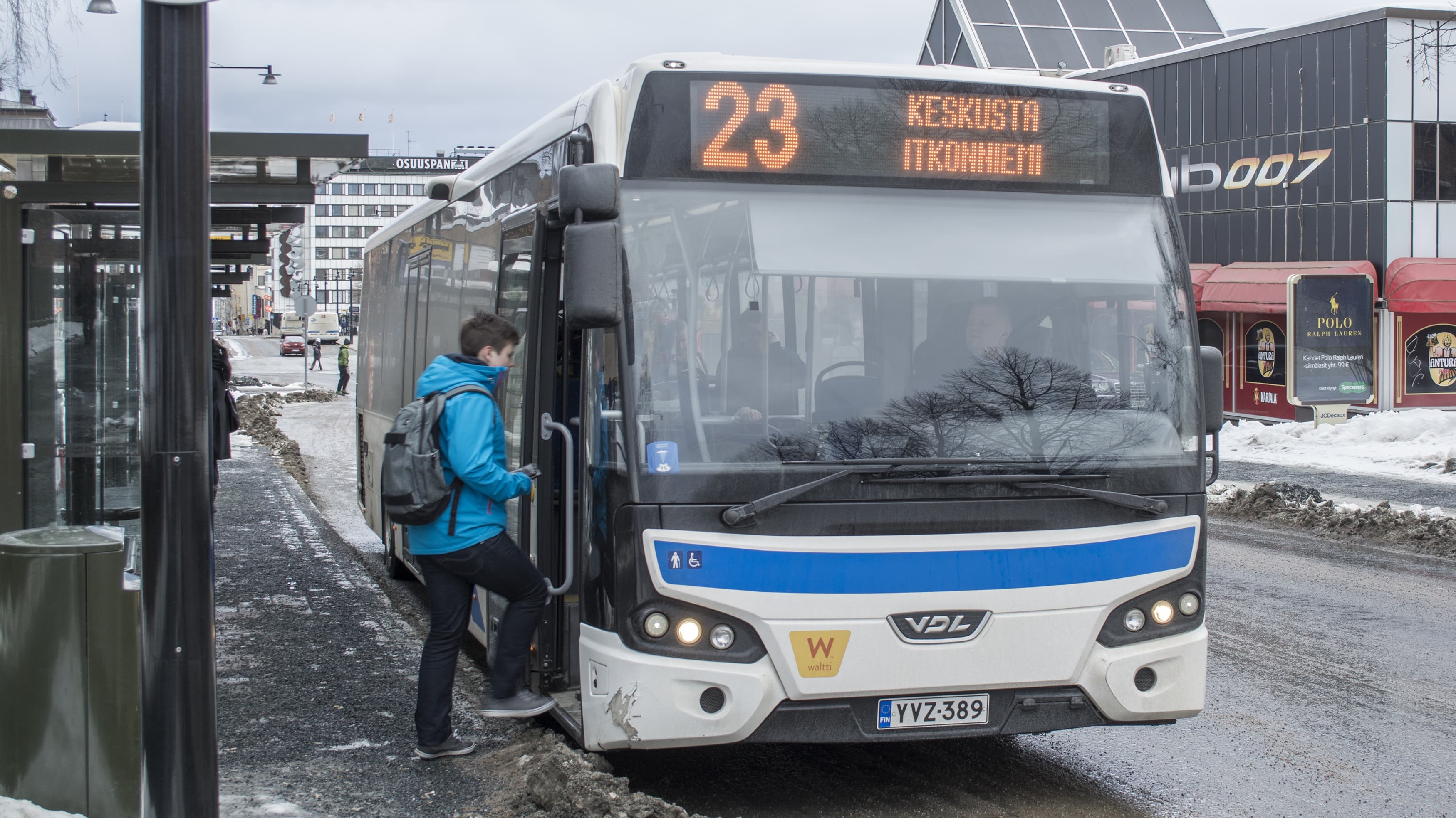 Poika nousee linja-autoon Kuopiossa
