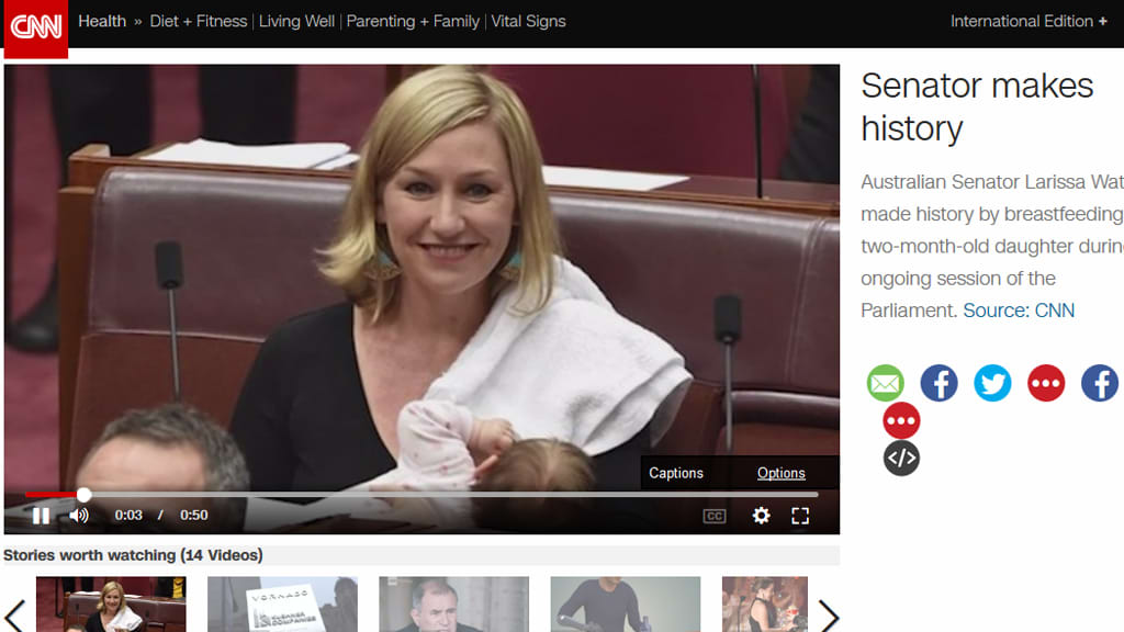 Kuvakaappaus parlamentin istunnossa imettävästä Larissa Watersista cnn.com -nettisivuilta. 