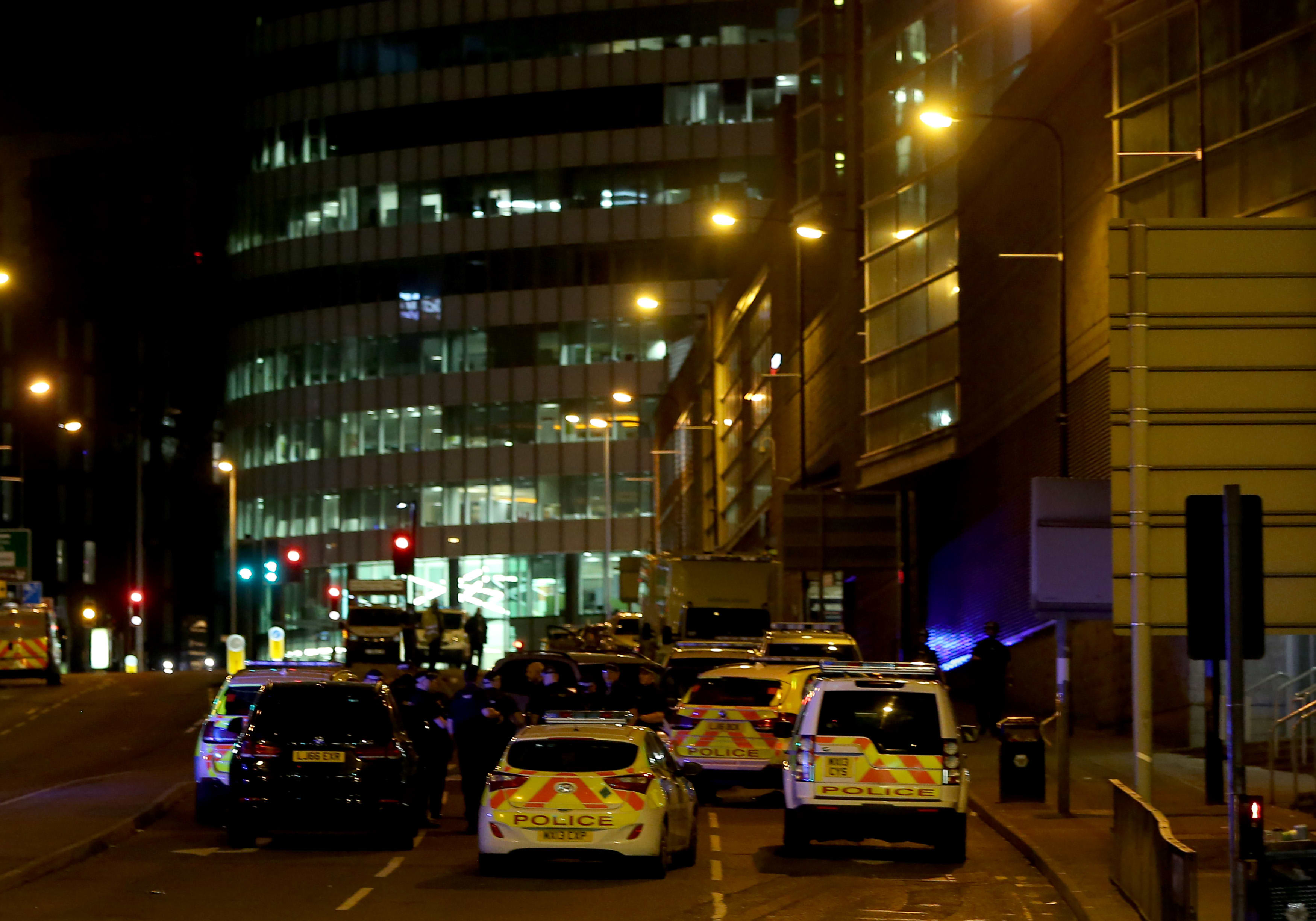 Kuvassa poliisiautoja manchester Arenan edustalla.