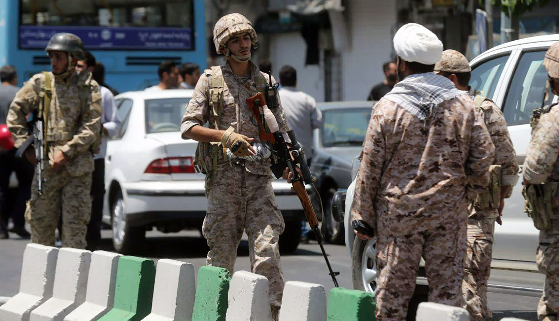 Sotilaat partioivat parlamenttitalon lähellä Teheranissa keskiviikkona.