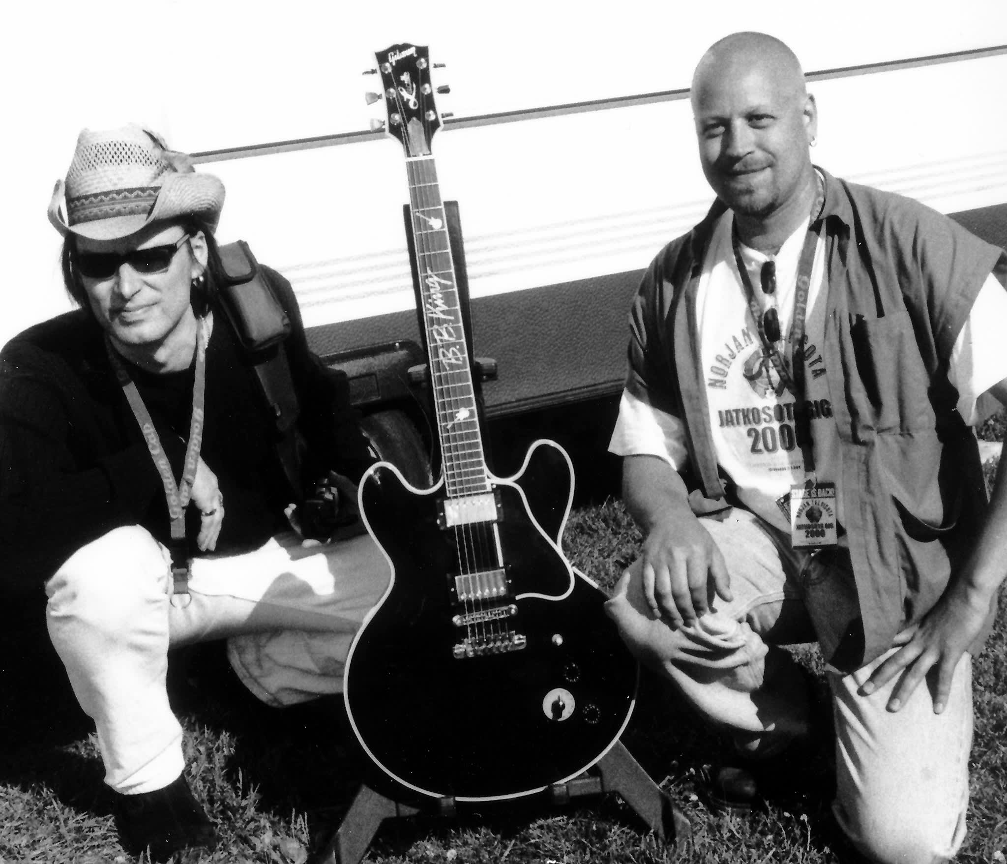 Esa Kuloniemi ja Mika Sikström pääsivät kimppakuvaan legendaarisen Lucille-kitaran kanssa Puistobluesin backstagella vuonna 2000.